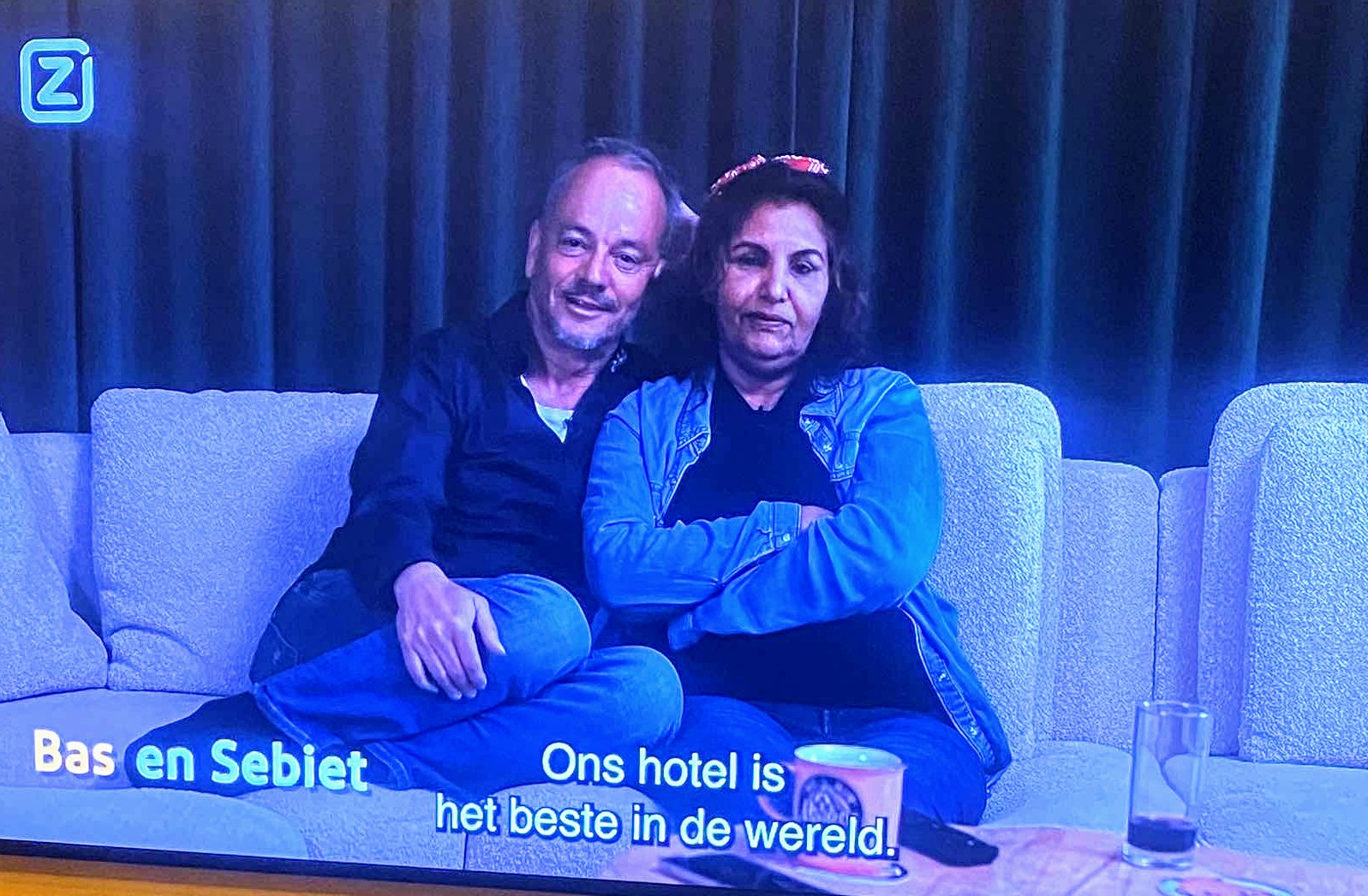 Bas de Leeuw profielfoto 50+model man op de bank met vrouw televisie kijken